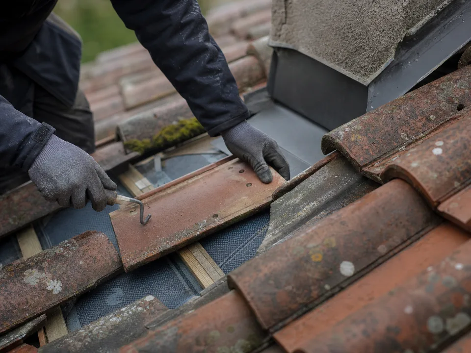 Remplacement localisé de tuiles près d’un raccord de toiture